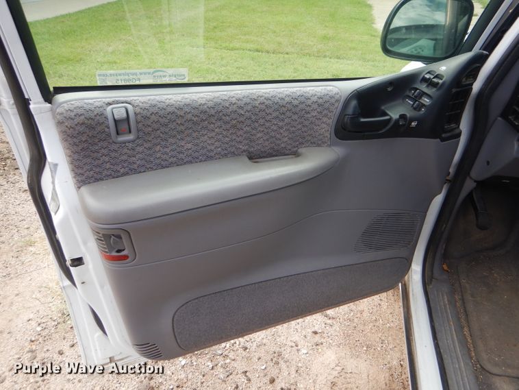 image for item FG9815 2000 Dodge Caravan mini van