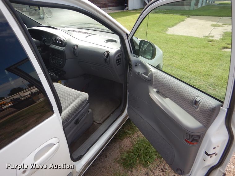 image for item FG9815 2000 Dodge Caravan mini van