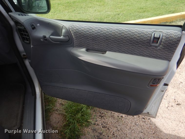 image for item FG9815 2000 Dodge Caravan mini van