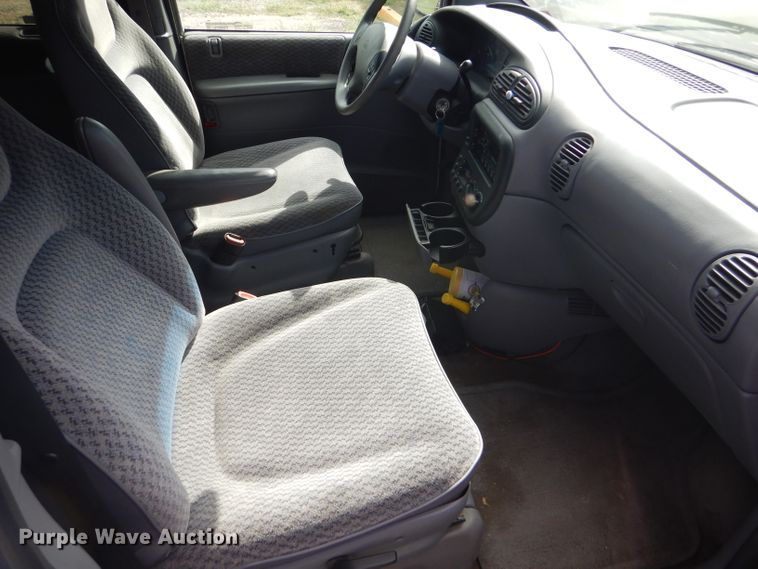 image for item FG9815 2000 Dodge Caravan mini van