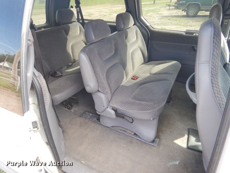 image for item FG9815 2000 Dodge Caravan mini van