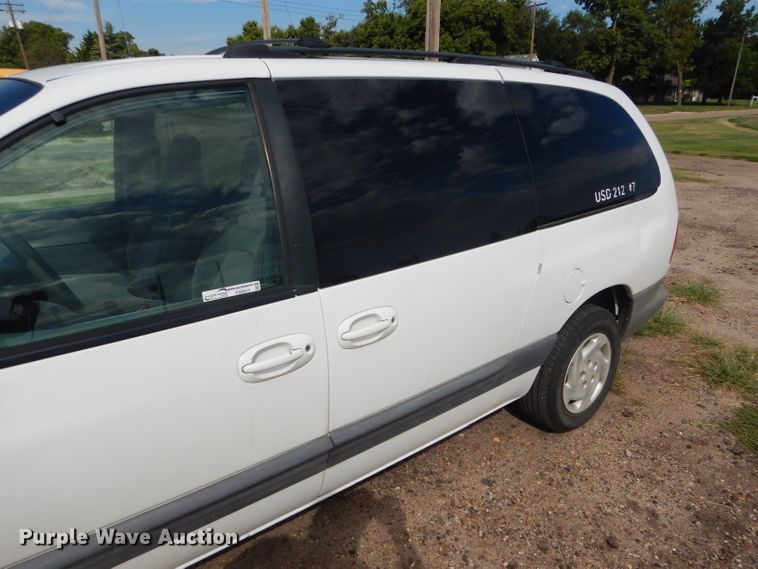 image for item FG9815 2000 Dodge Caravan mini van