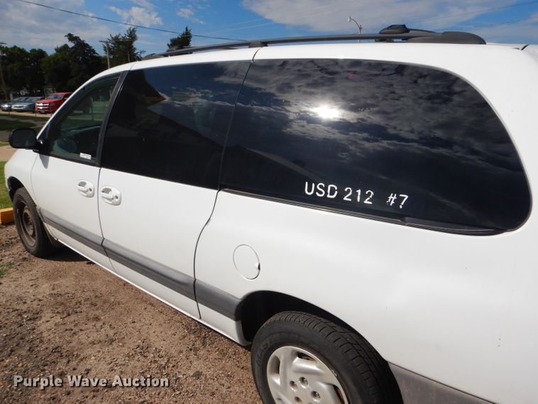 image for item FG9815 2000 Dodge Caravan mini van