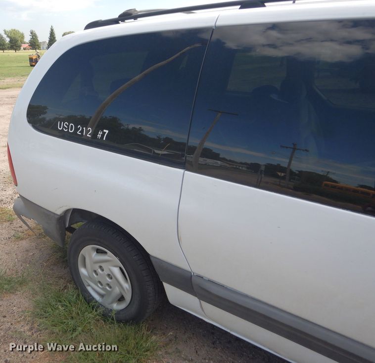 image for item FG9815 2000 Dodge Caravan mini van