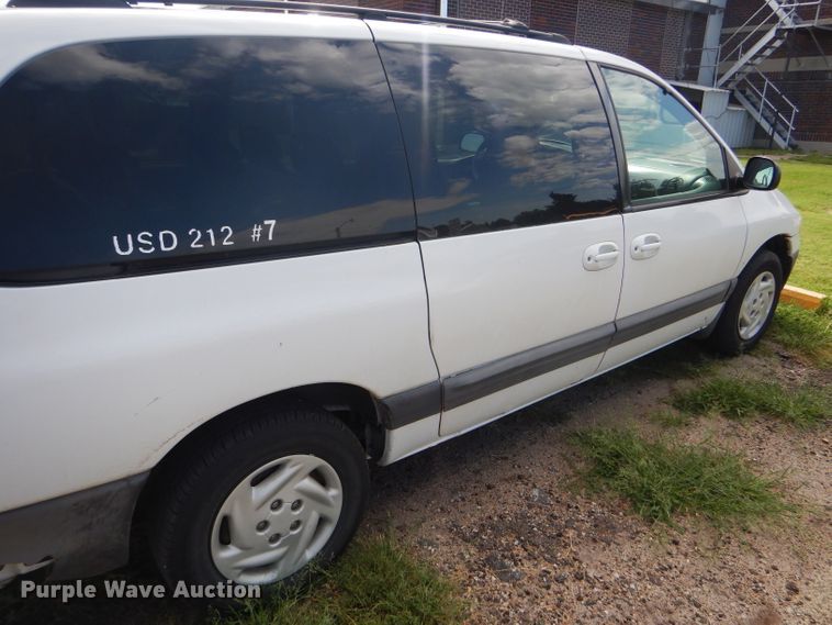 image for item FG9815 2000 Dodge Caravan mini van