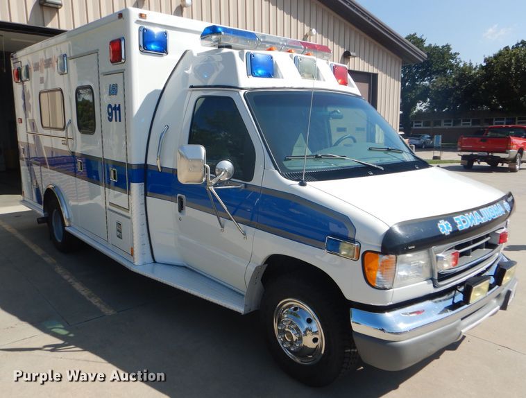 image for item FG9825 2002 Ford E450 ambulance