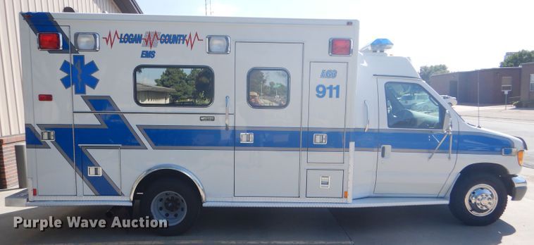 image for item FG9825 2002 Ford E450 ambulance