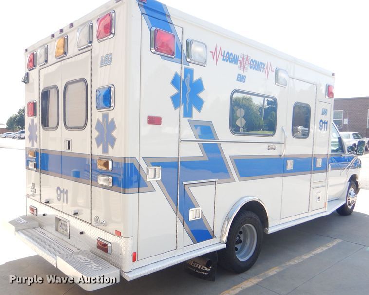 image for item FG9825 2002 Ford E450 ambulance