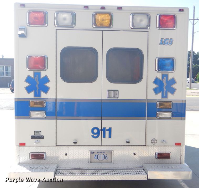 image for item FG9825 2002 Ford E450 ambulance