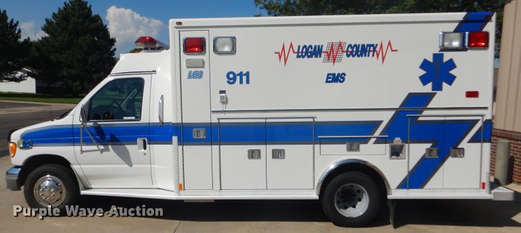 image for item FG9825 2002 Ford E450 ambulance