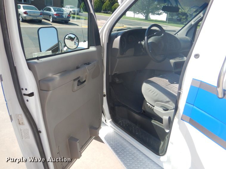 image for item FG9825 2002 Ford E450 ambulance