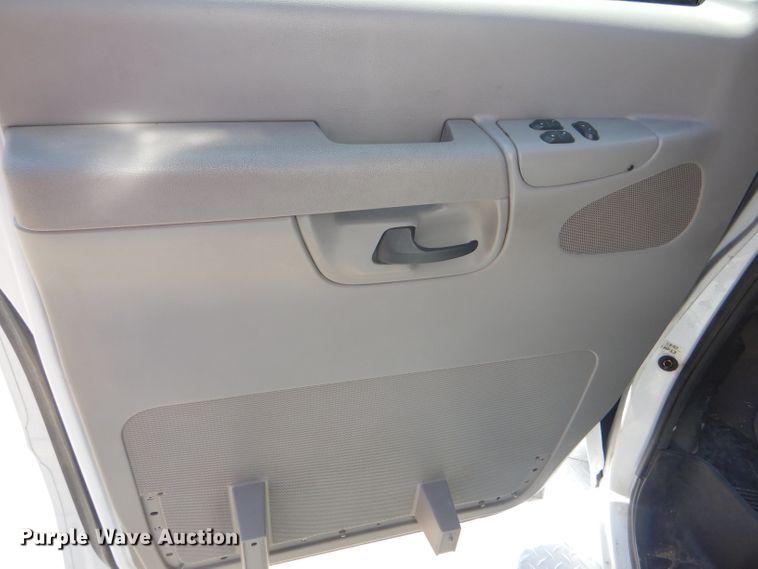 image for item FG9825 2002 Ford E450 ambulance