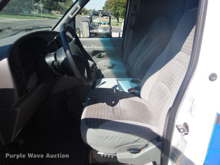 image for item FG9825 2002 Ford E450 ambulance