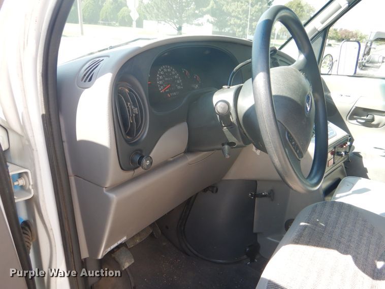 image for item FG9825 2002 Ford E450 ambulance