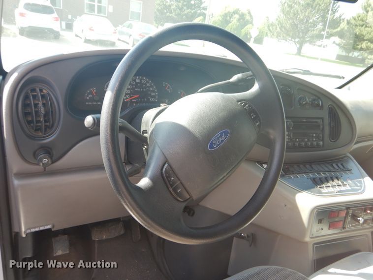 image for item FG9825 2002 Ford E450 ambulance