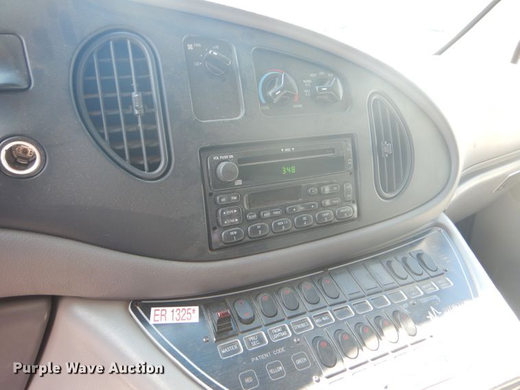 image for item FG9825 2002 Ford E450 ambulance