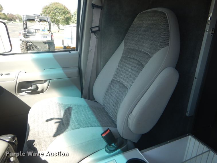 image for item FG9825 2002 Ford E450 ambulance