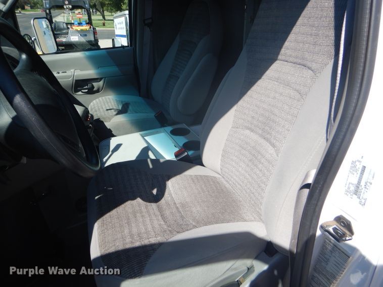 image for item FG9825 2002 Ford E450 ambulance