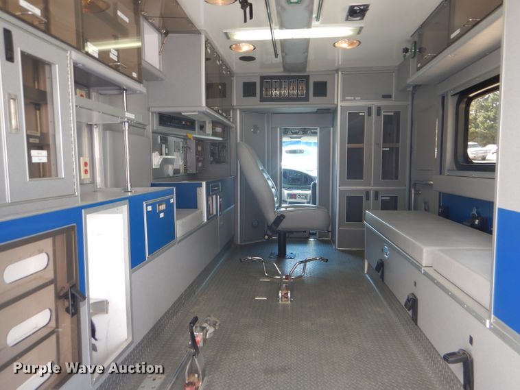 image for item FG9825 2002 Ford E450 ambulance