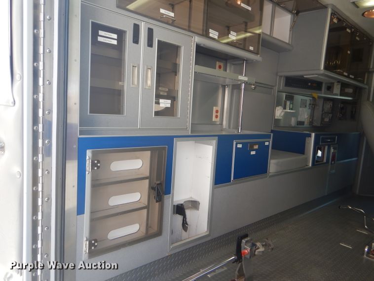 image for item FG9825 2002 Ford E450 ambulance