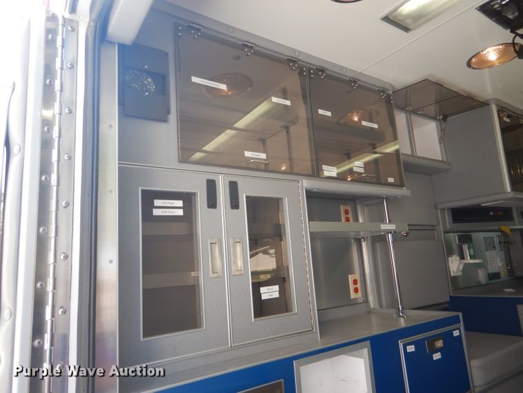 image for item FG9825 2002 Ford E450 ambulance