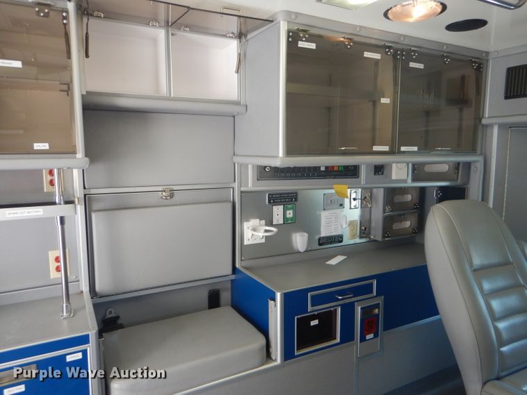 image for item FG9825 2002 Ford E450 ambulance