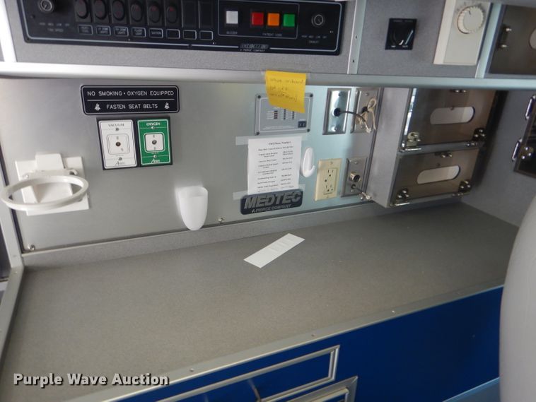 image for item FG9825 2002 Ford E450 ambulance