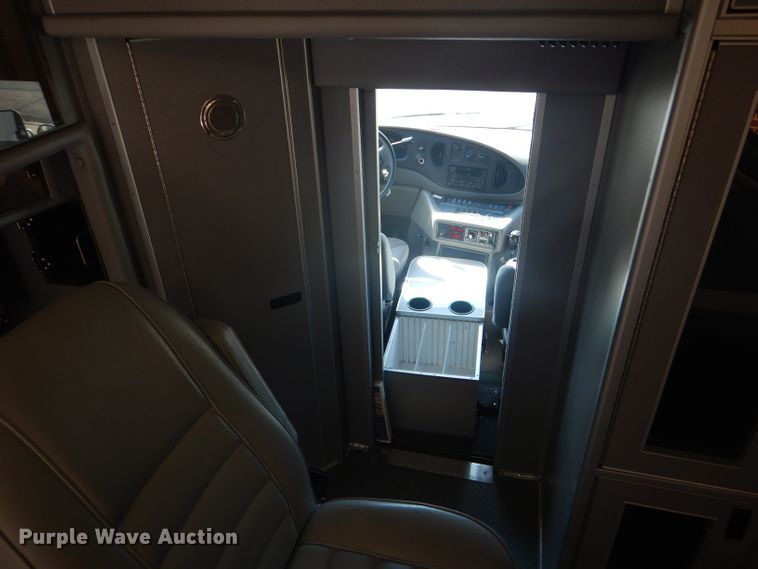 image for item FG9825 2002 Ford E450 ambulance