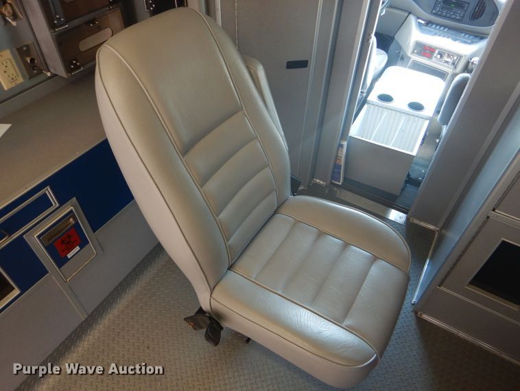 image for item FG9825 2002 Ford E450 ambulance