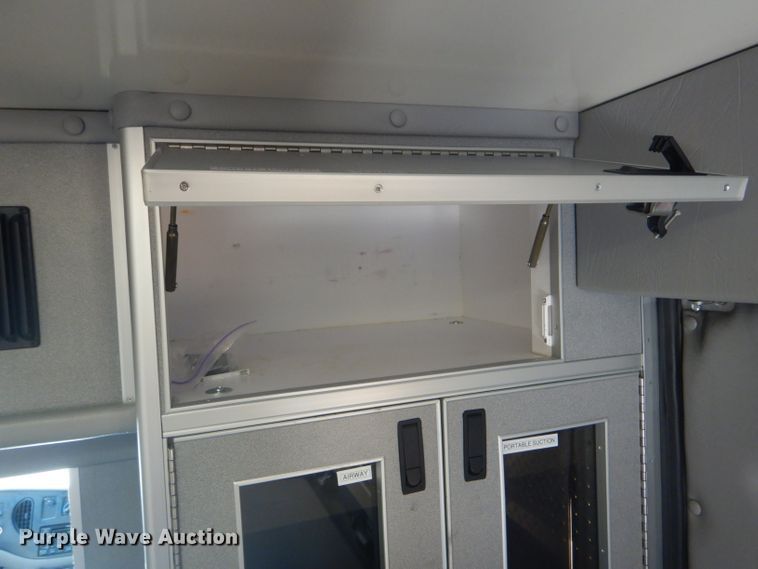 image for item FG9825 2002 Ford E450 ambulance