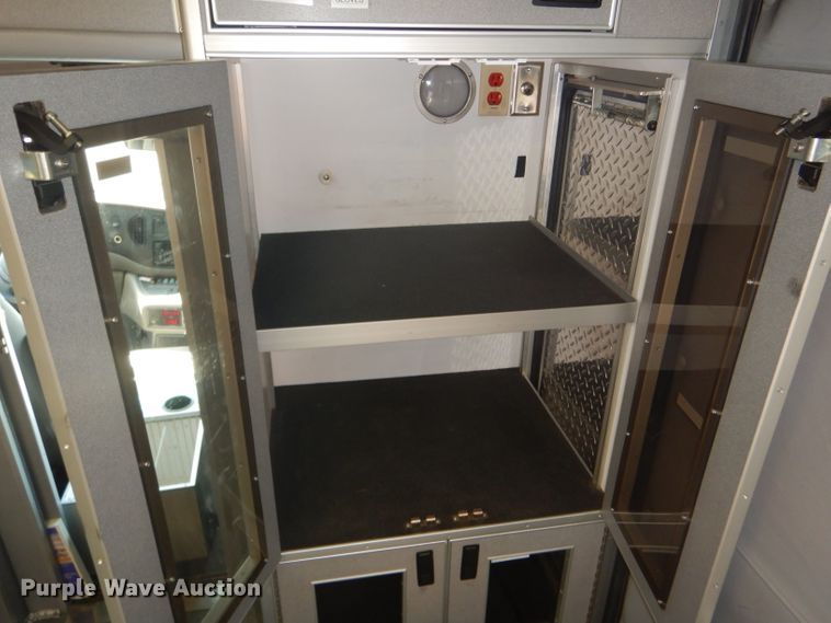 image for item FG9825 2002 Ford E450 ambulance