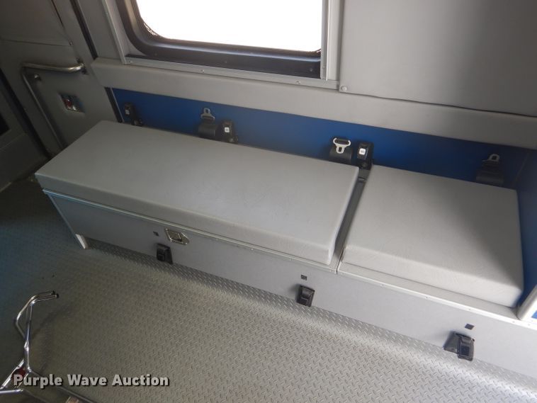 image for item FG9825 2002 Ford E450 ambulance