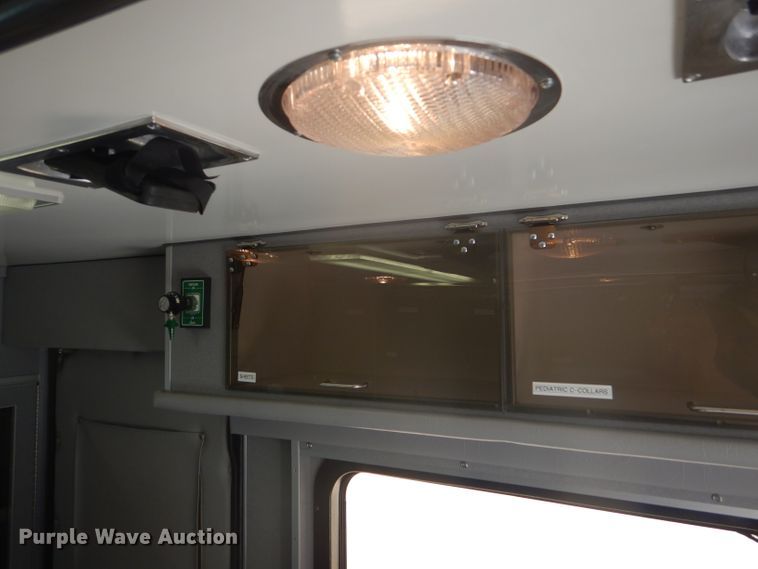 image for item FG9825 2002 Ford E450 ambulance