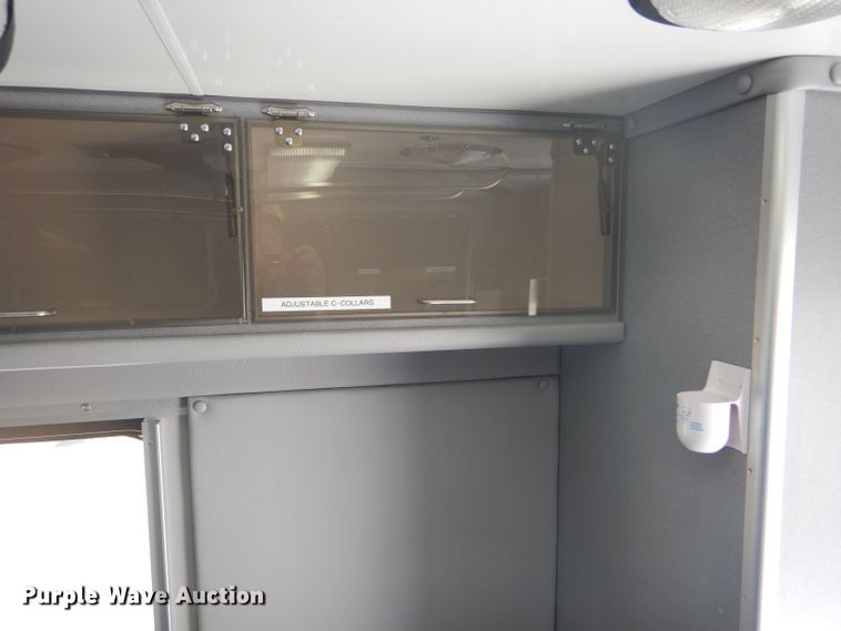 image for item FG9825 2002 Ford E450 ambulance