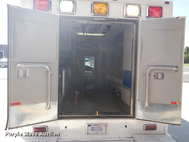 image for item FG9825 2002 Ford E450 ambulance