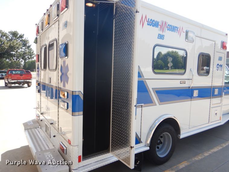 image for item FG9825 2002 Ford E450 ambulance