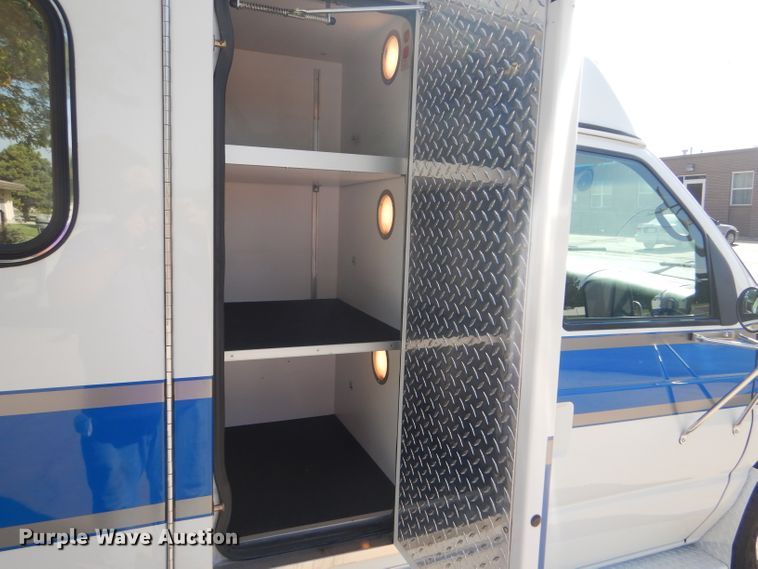 image for item FG9825 2002 Ford E450 ambulance