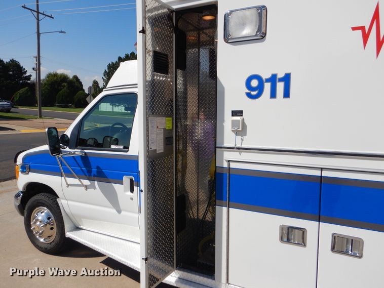 image for item FG9825 2002 Ford E450 ambulance