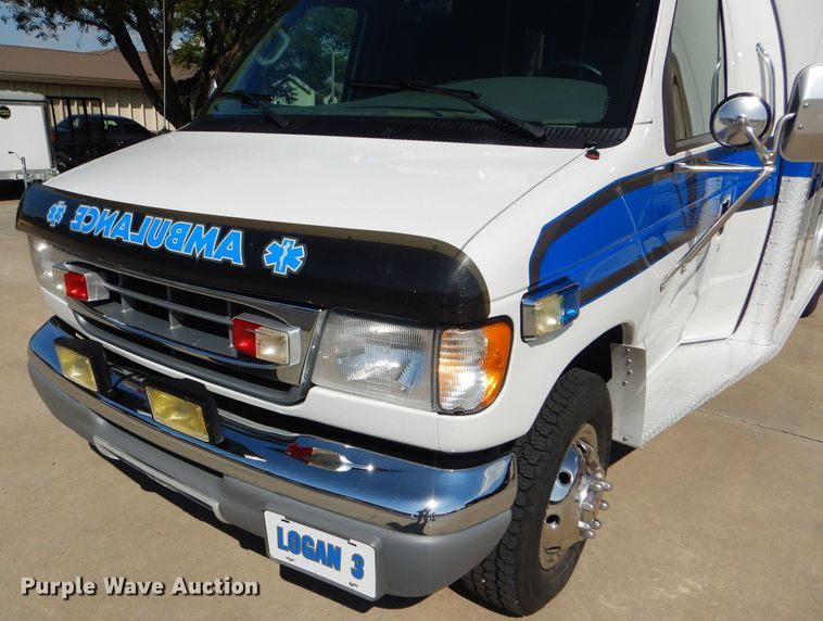 image for item FG9825 2002 Ford E450 ambulance