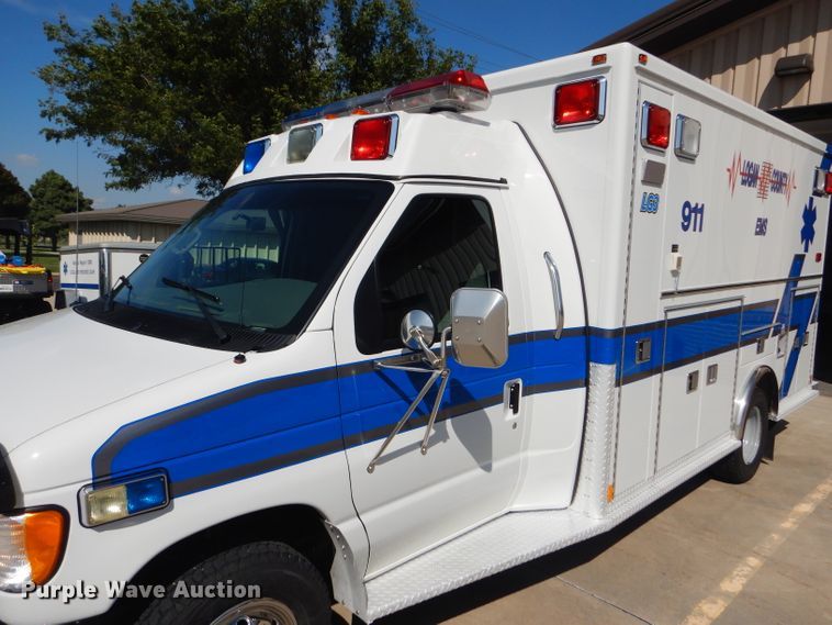 image for item FG9825 2002 Ford E450 ambulance