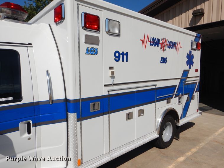 image for item FG9825 2002 Ford E450 ambulance