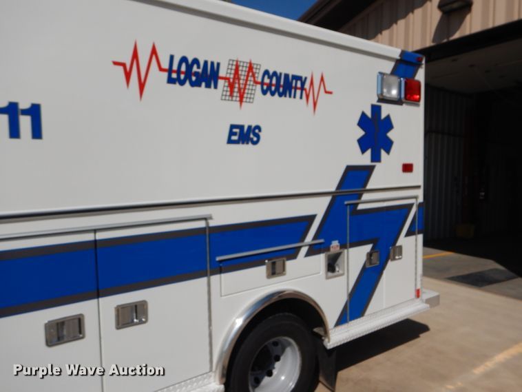 image for item FG9825 2002 Ford E450 ambulance