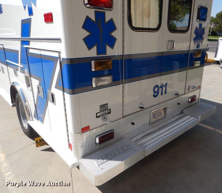 image for item FG9825 2002 Ford E450 ambulance