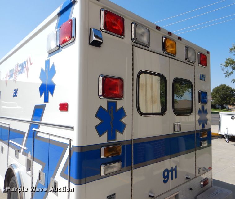 image for item FG9825 2002 Ford E450 ambulance