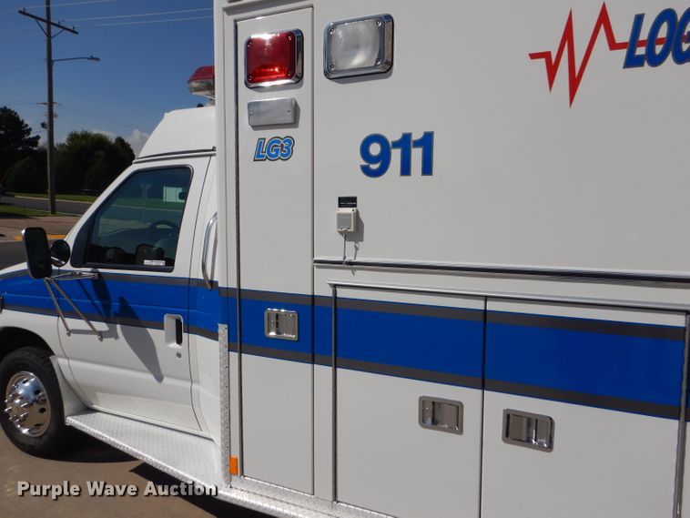 image for item FG9825 2002 Ford E450 ambulance