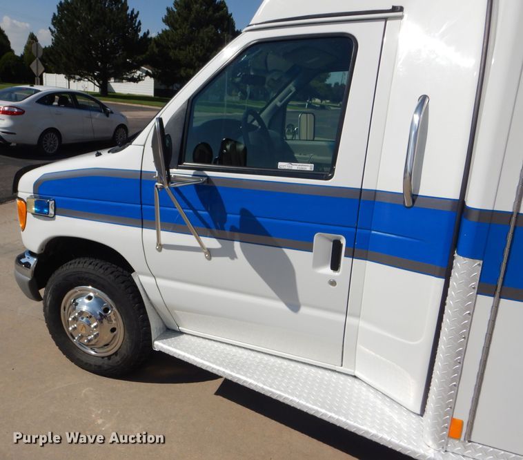 image for item FG9825 2002 Ford E450 ambulance