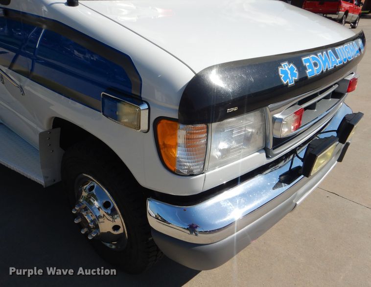 image for item FG9825 2002 Ford E450 ambulance