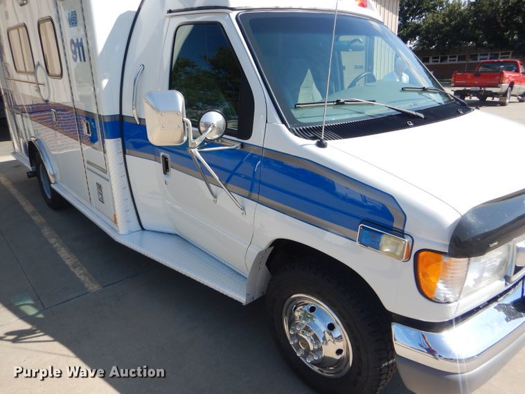 image for item FG9825 2002 Ford E450 ambulance