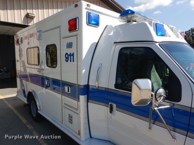 image for item FG9825 2002 Ford E450 ambulance