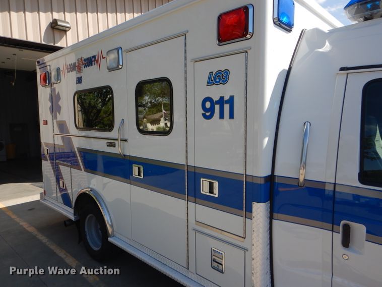 image for item FG9825 2002 Ford E450 ambulance